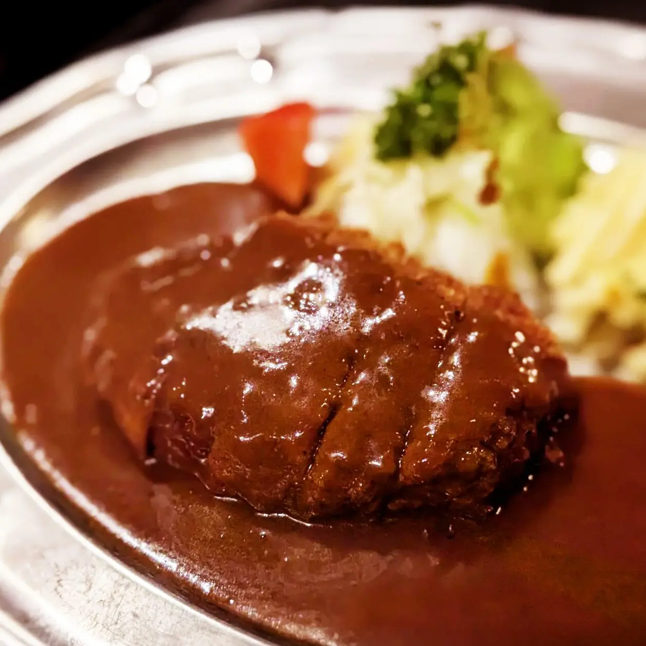 グリル梵の「ヘレカツカレー煮込み」（大阪市浪速区）