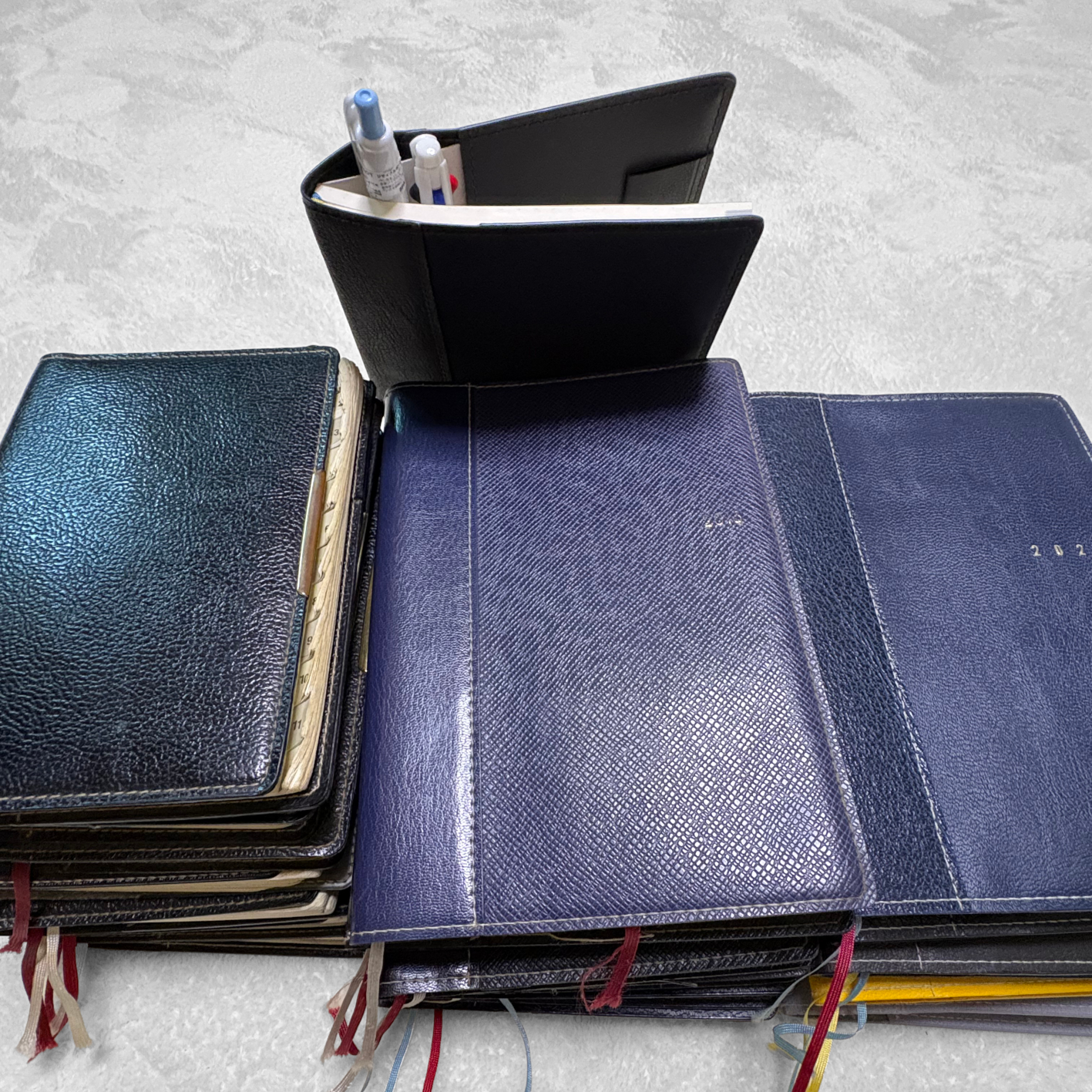 来る春や 妻啼き我の 目は涙