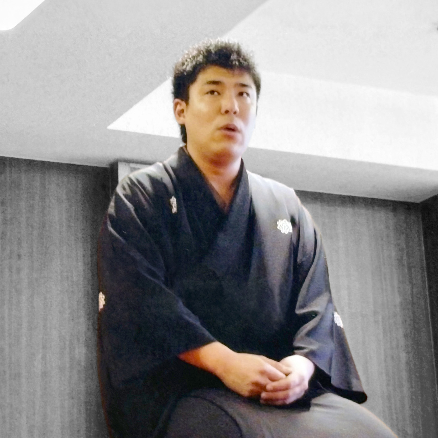 この鼻に かくれんぼする 白髪かな